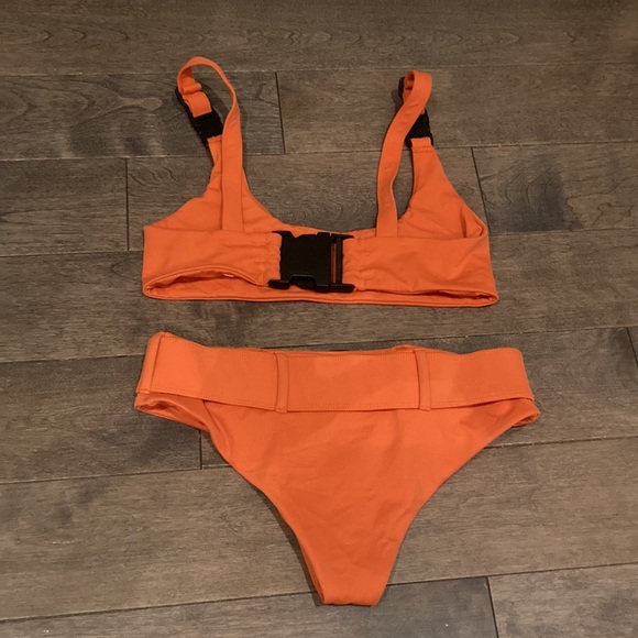 ANDI BAGUS orange Bond girl bikini - Picture 3 of 11